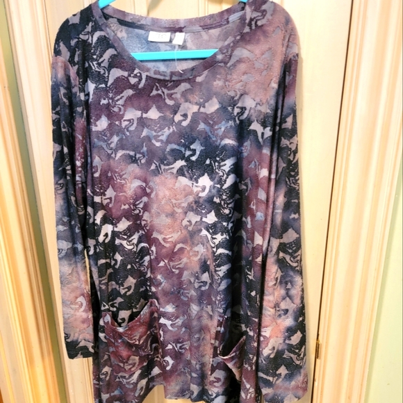 LOGO by Lori Goldstein Tops - NWOT LOGO Lori Goldstein 3X jacquard tie dye neutral color shirt with pockets